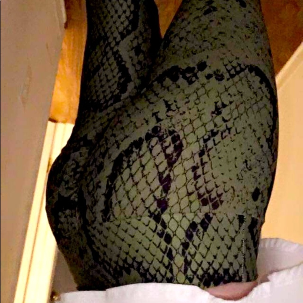 Reptilian scrunched butt leggings!